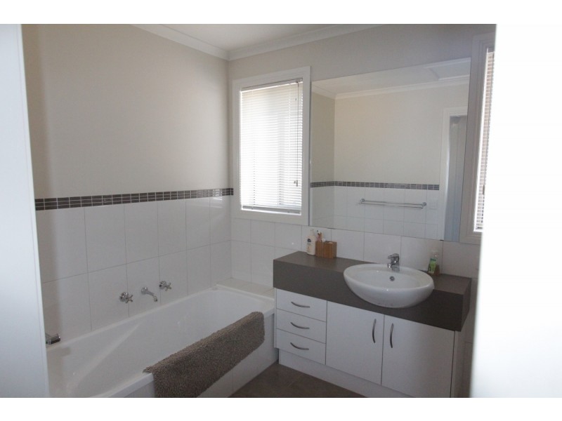 7 Wisteria Court, Flora Hill VIC 3550