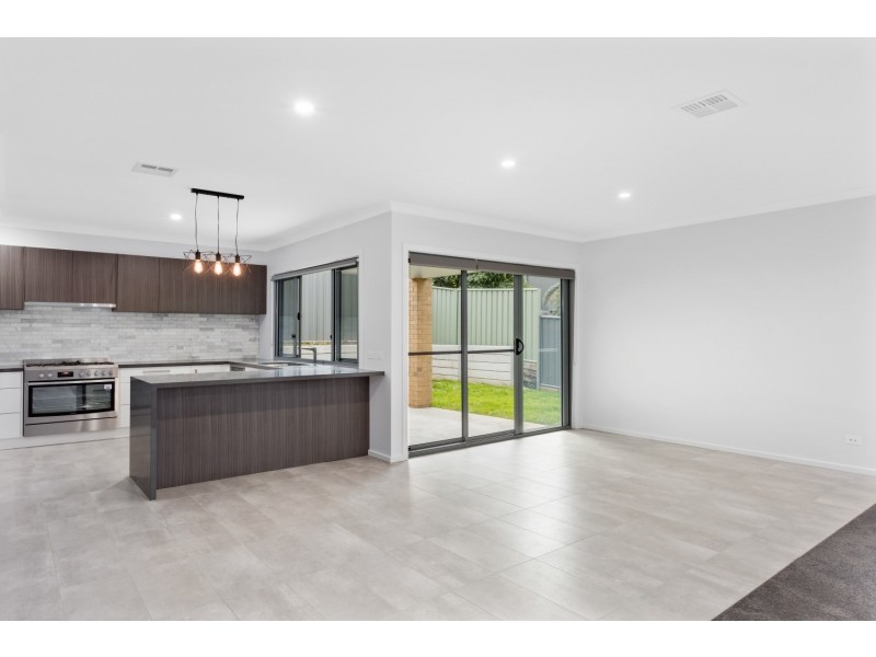 1/60a Honeysuckle Street, Ironbark VIC 3550