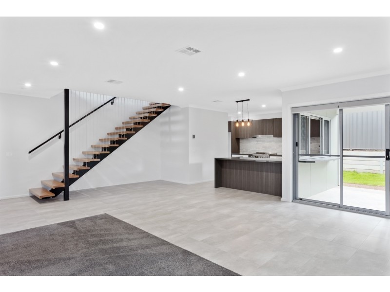 1/60a Honeysuckle Street, Ironbark VIC 3550