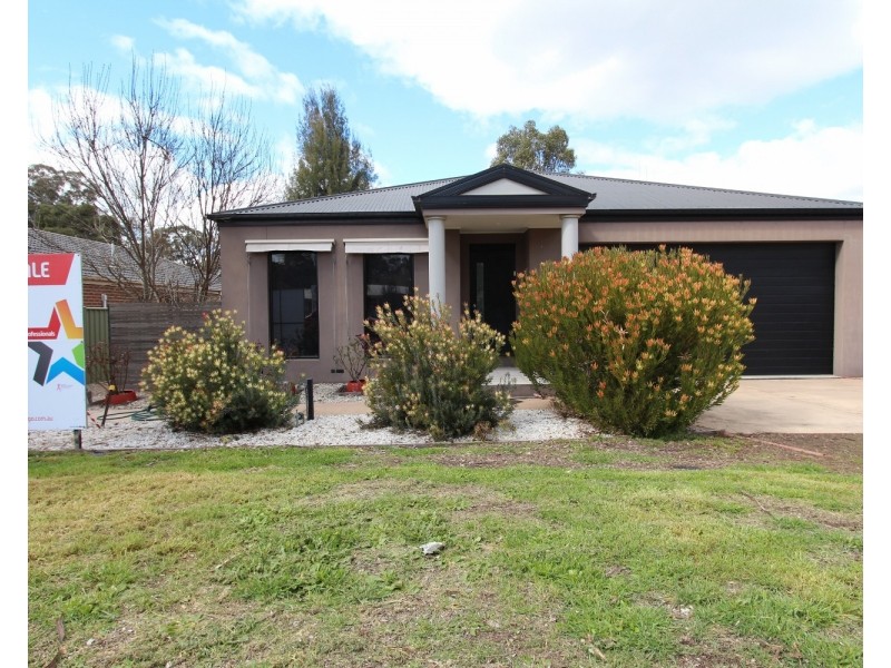 16 Uxbridge Street, Strathfieldsaye VIC 3551