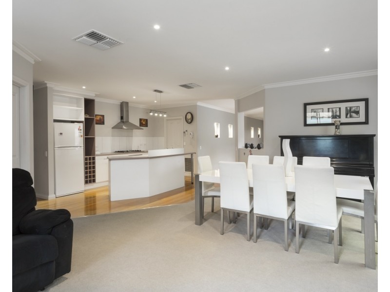16 Uxbridge Street, Strathfieldsaye VIC 3551