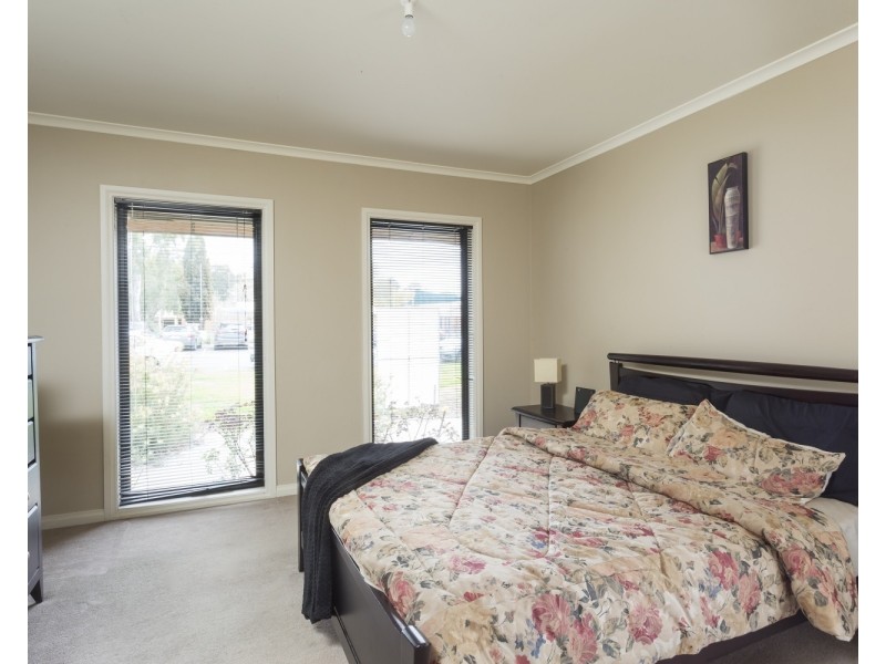 16 Uxbridge Street, Strathfieldsaye VIC 3551