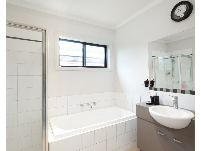16 Uxbridge Street, Strathfieldsaye VIC 3551