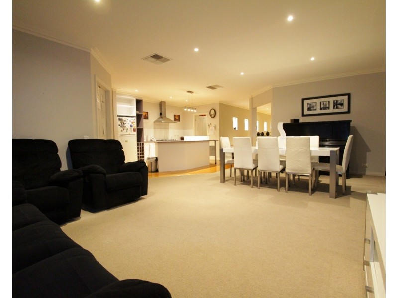 16 Uxbridge Street, Strathfieldsaye VIC 3551