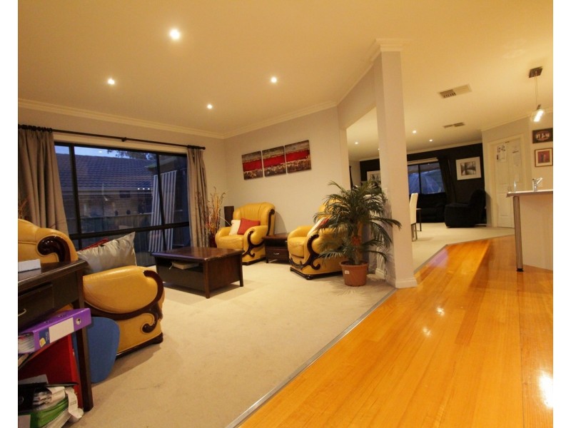 16 Uxbridge Street, Strathfieldsaye VIC 3551