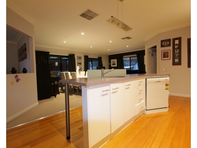 16 Uxbridge Street, Strathfieldsaye VIC 3551