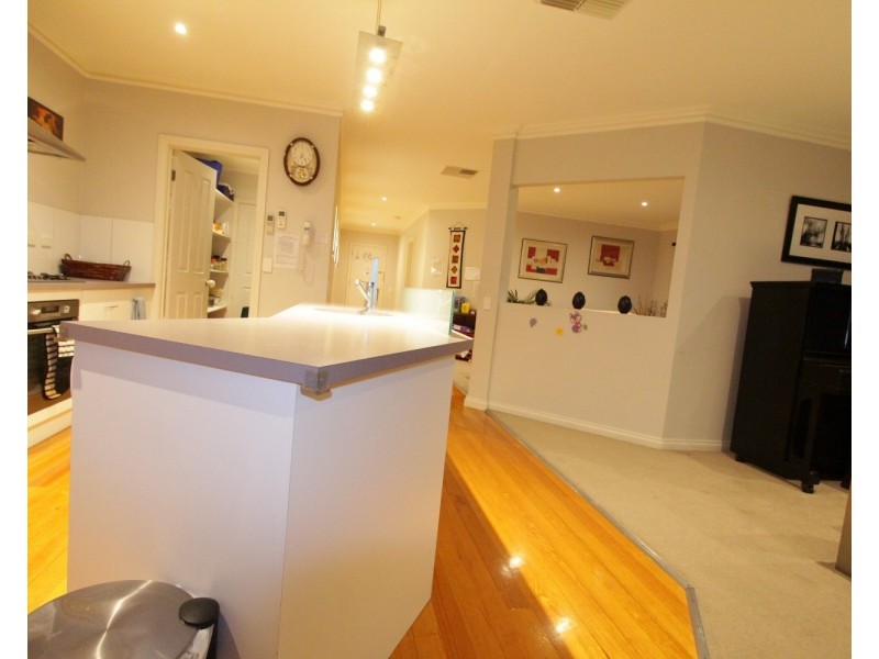 16 Uxbridge Street, Strathfieldsaye VIC 3551