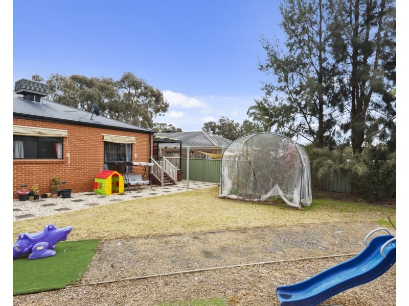 16 Uxbridge Street, Strathfieldsaye VIC 3551