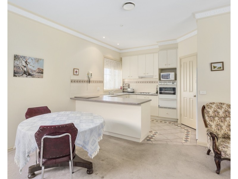 8A Hamlet Street, Quarry Hill VIC 3550