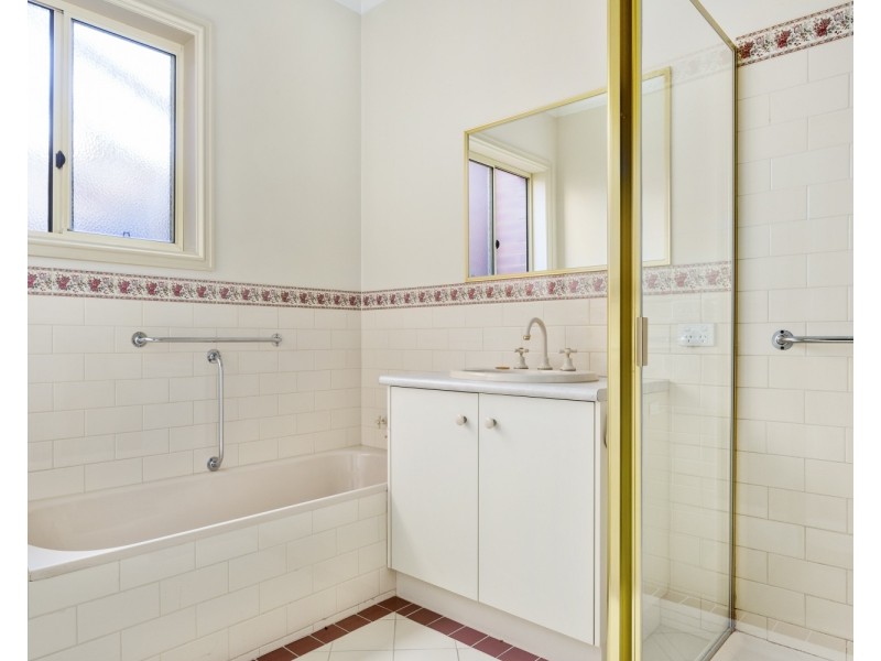 8A Hamlet Street, Quarry Hill VIC 3550