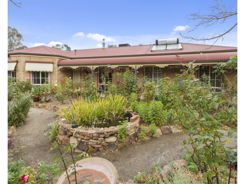 27 Higgins Hill Drive, Maiden Gully VIC 3551