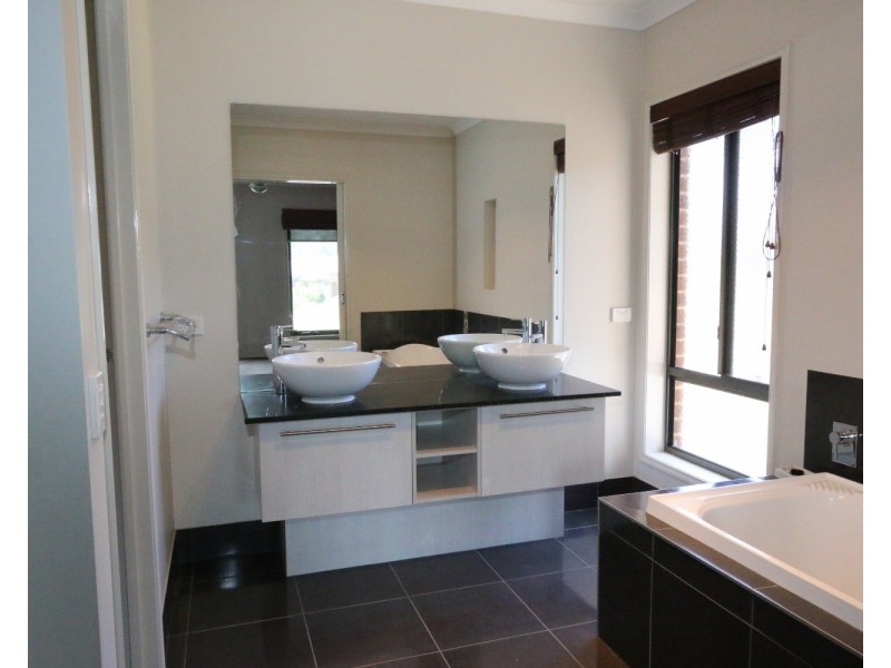 16 Topaz Avenue, White Hills VIC 3550