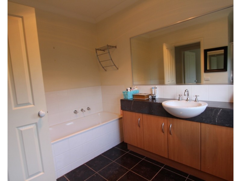 4 The Olive Grove, Strathdale VIC 3550