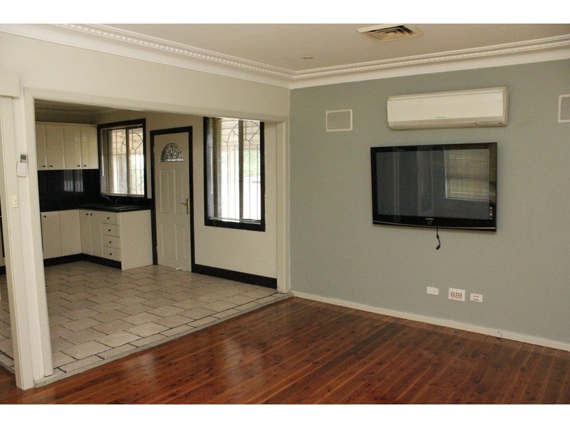 6 Lester Street, Lurnea NSW 2170