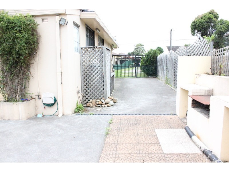 6 Lester Street, Lurnea NSW 2170