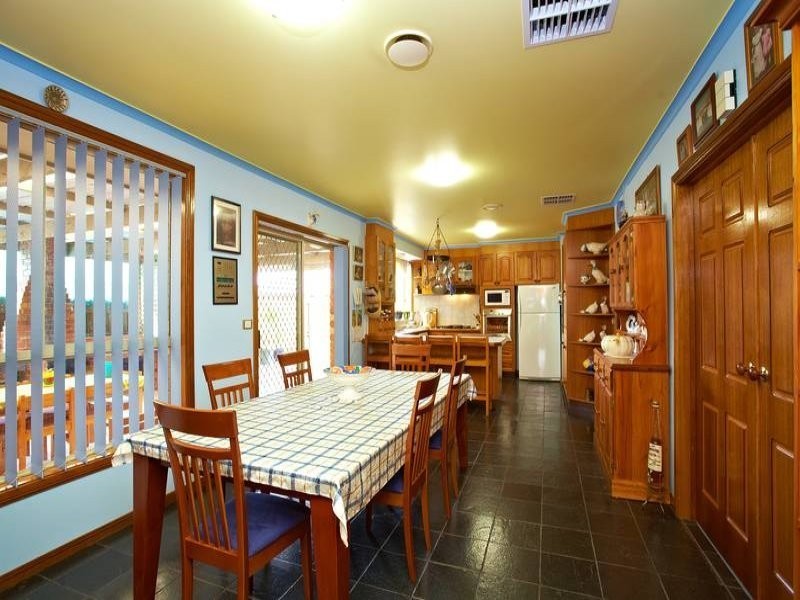24 Featherby Way, Altona Meadows VIC 3028