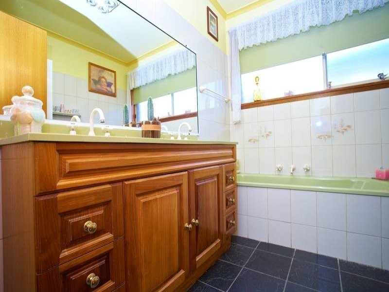 24 Featherby Way, Altona Meadows VIC 3028