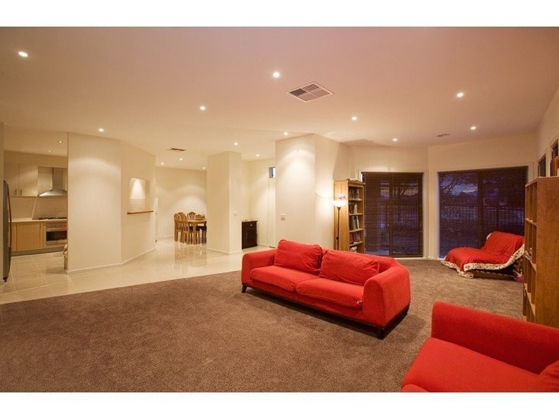 8 Isaacs Walk, Point Cook VIC 3030