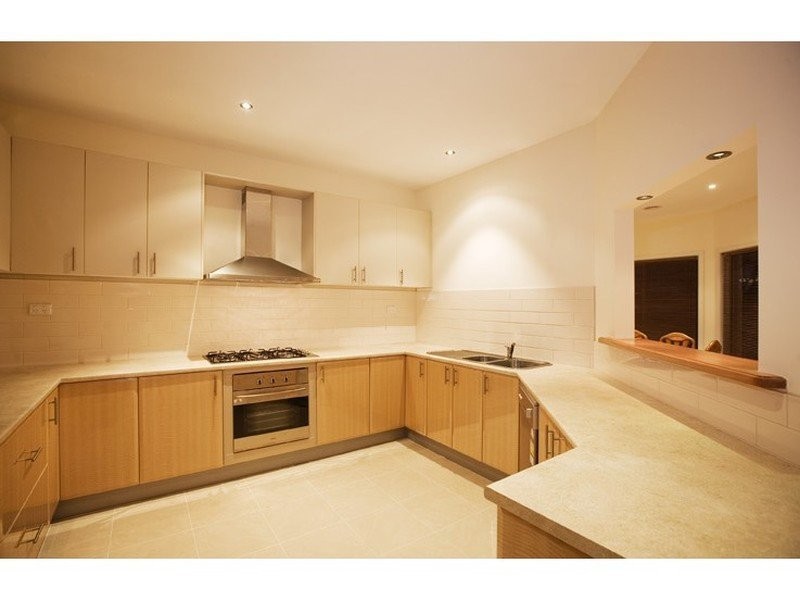 8 Isaacs Walk, Point Cook VIC 3030