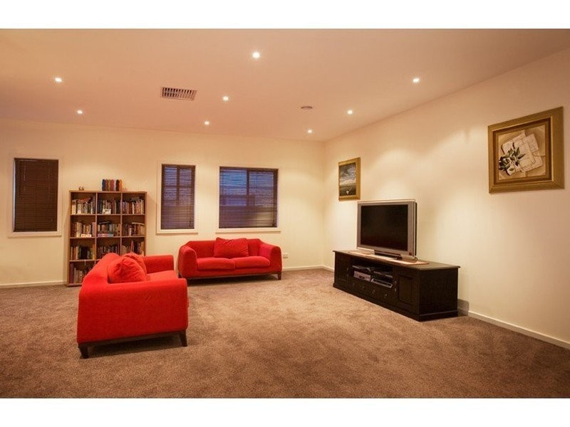 8 Isaacs Walk, Point Cook VIC 3030