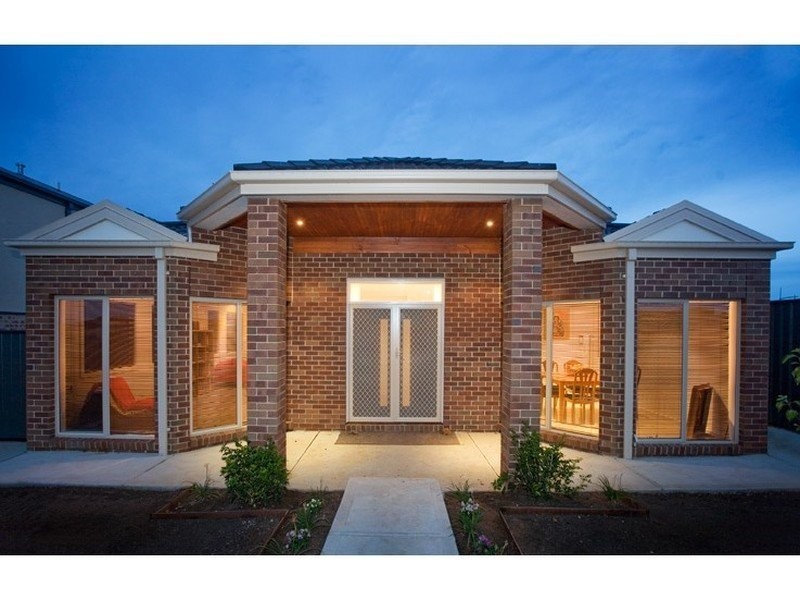 8 Isaacs Walk, Point Cook VIC 3030