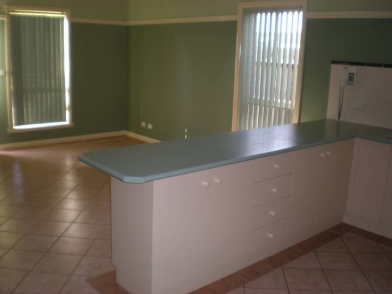 2/43 Henry Drive, Altona Meadows VIC 3028