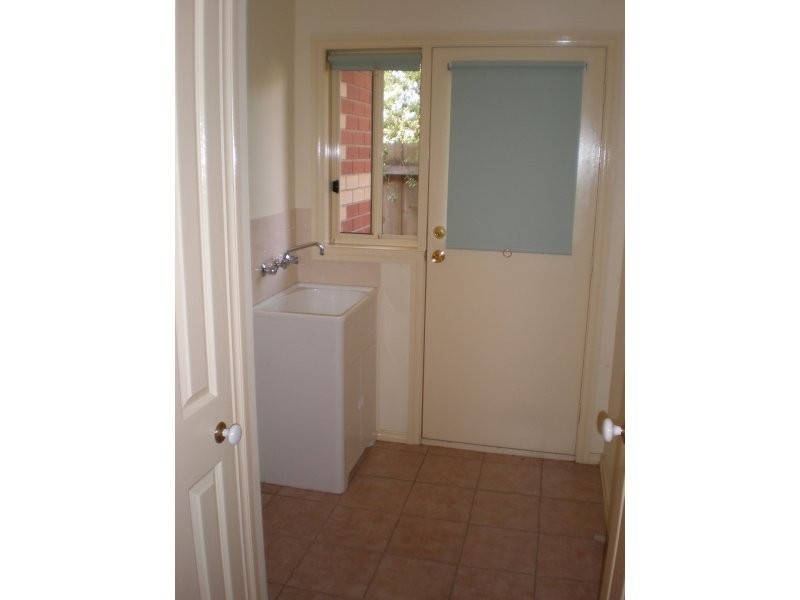 2/43 Henry Drive, Altona Meadows VIC 3028