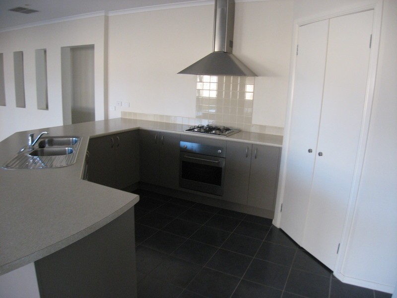 252 Sanctuary Lakes North Boulevard, Sanctuary Lakes VIC 3030