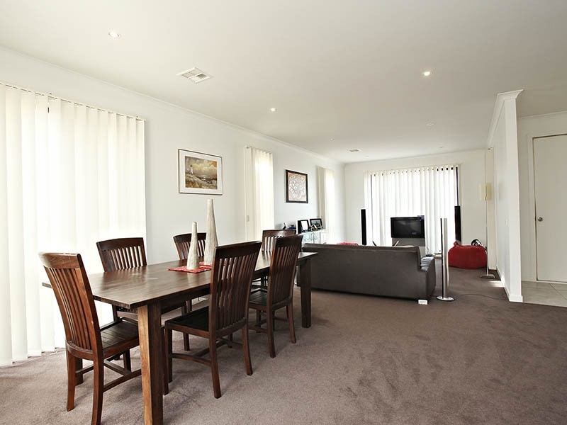 27 Signature Boulevard, Sanctuary Lakes VIC 3030