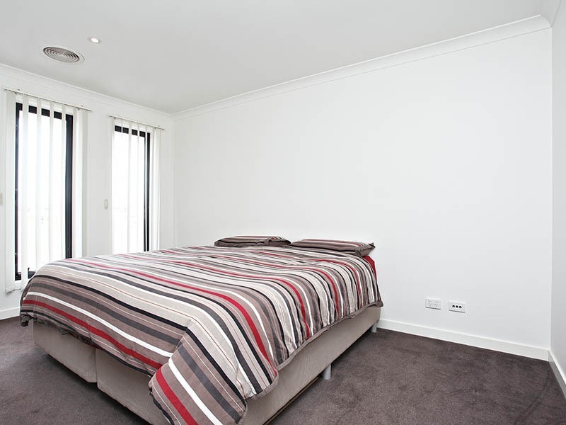 27 Signature Boulevard, Sanctuary Lakes VIC 3030