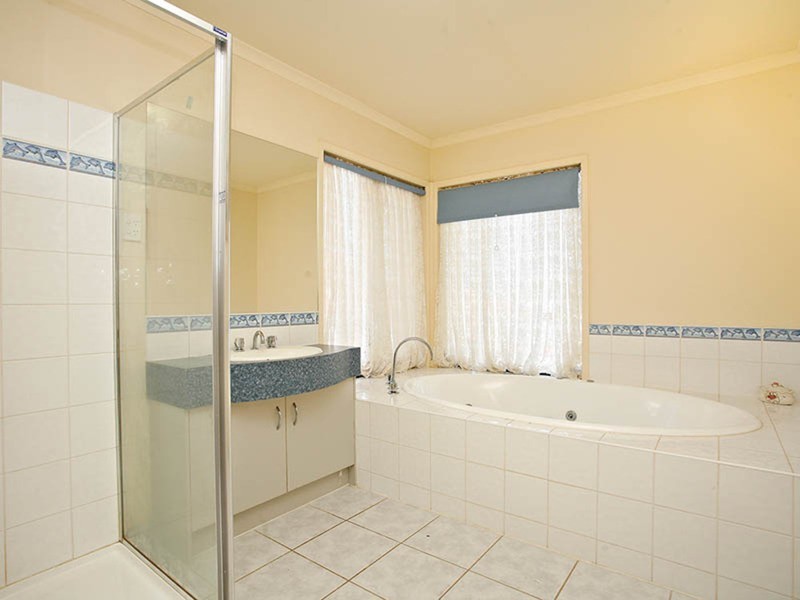 92 Waratah Drive, Altona Meadows VIC 3028