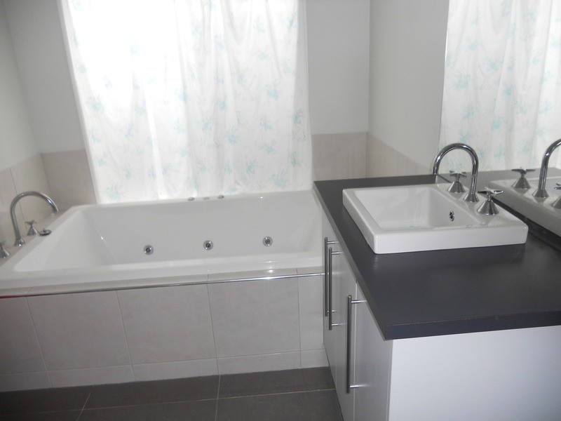 2/21 Spicer Boulevard, Altona Meadows VIC 3028