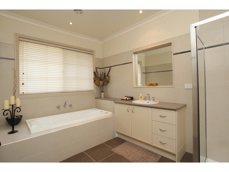 80 Waratah Drive, Altona Meadows VIC 3028