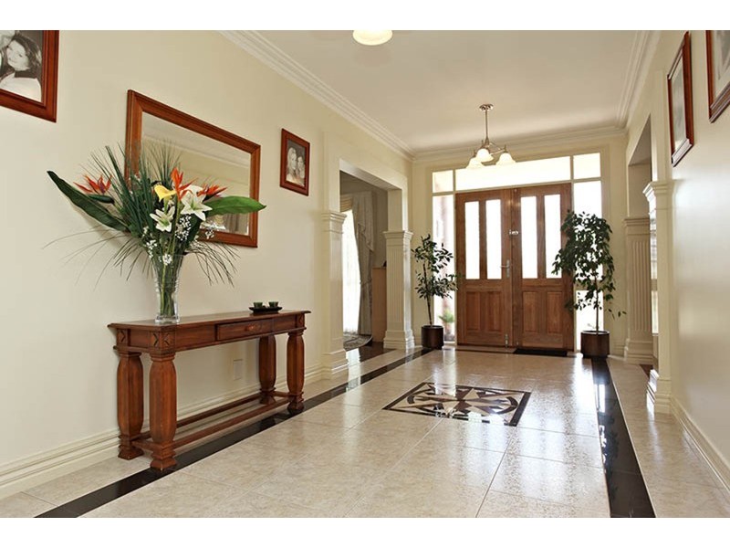 7 Golders Green Walk, Caroline Springs VIC 3023