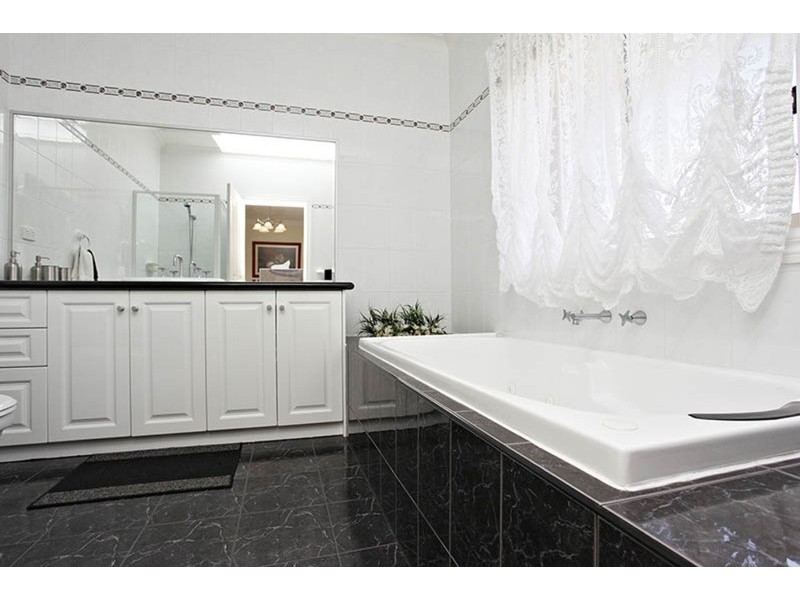 7 Golders Green Walk, Caroline Springs VIC 3023