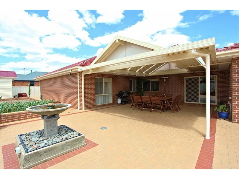 7 Golders Green Walk, Caroline Springs VIC 3023