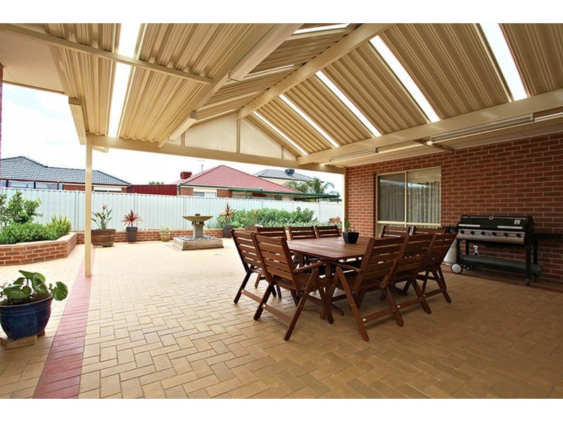 7 Golders Green Walk, Caroline Springs VIC 3023