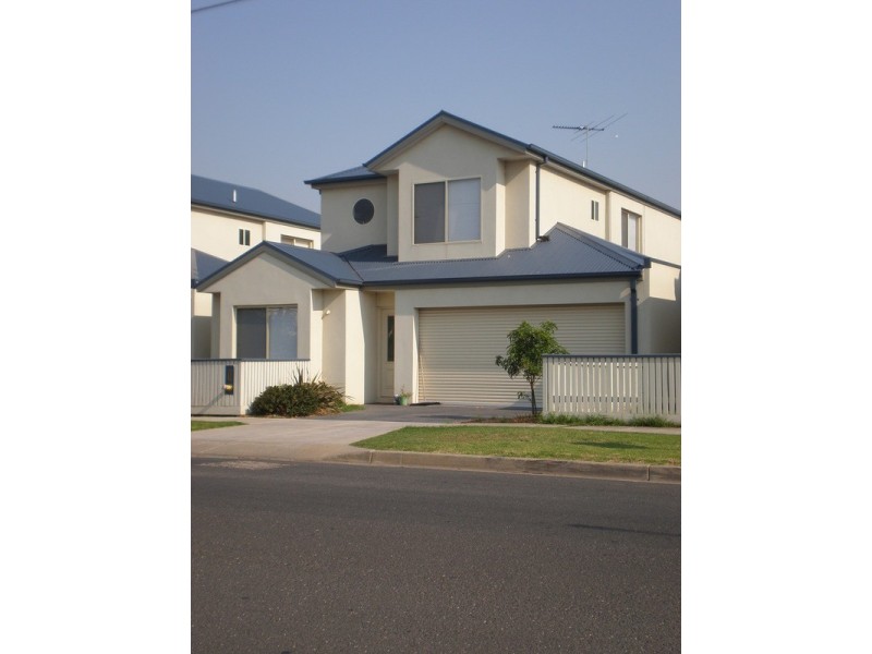 2/24 Riverside Avenue, Werribee VIC 3030