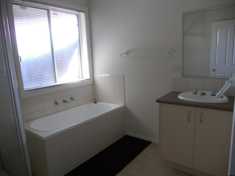 2/166 Merton Street, Altona Meadows VIC 3028