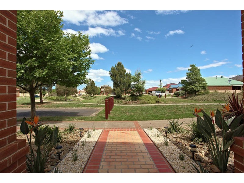 7 Golders Green Walk, Caroline Springs VIC 3023