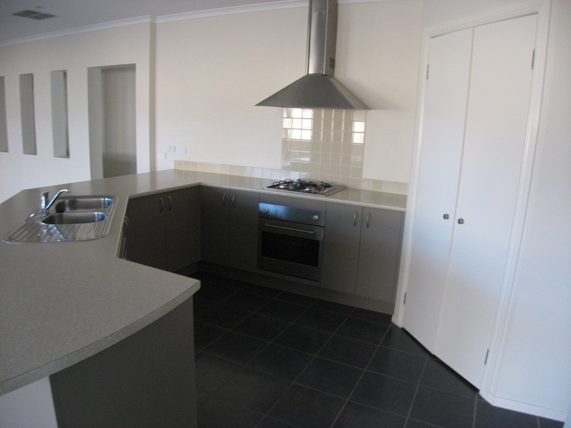 252 Sanctuary Lakes North Boulevard, Sanctuary Lakes VIC 3030