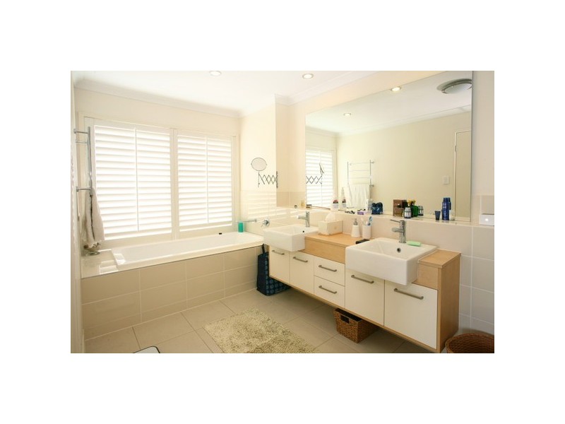 27 Stringybark Dr, Molendinar QLD 4214