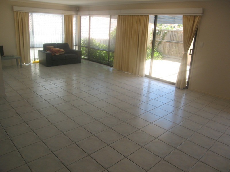 37 Crestwood Drive, Molendinar QLD 4214