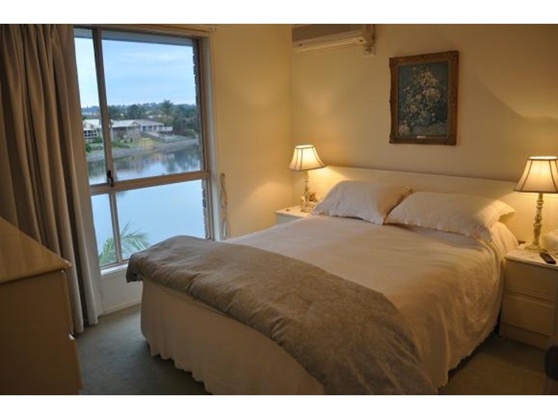 4/4 Lowood Court, Varsity Lakes QLD 4227