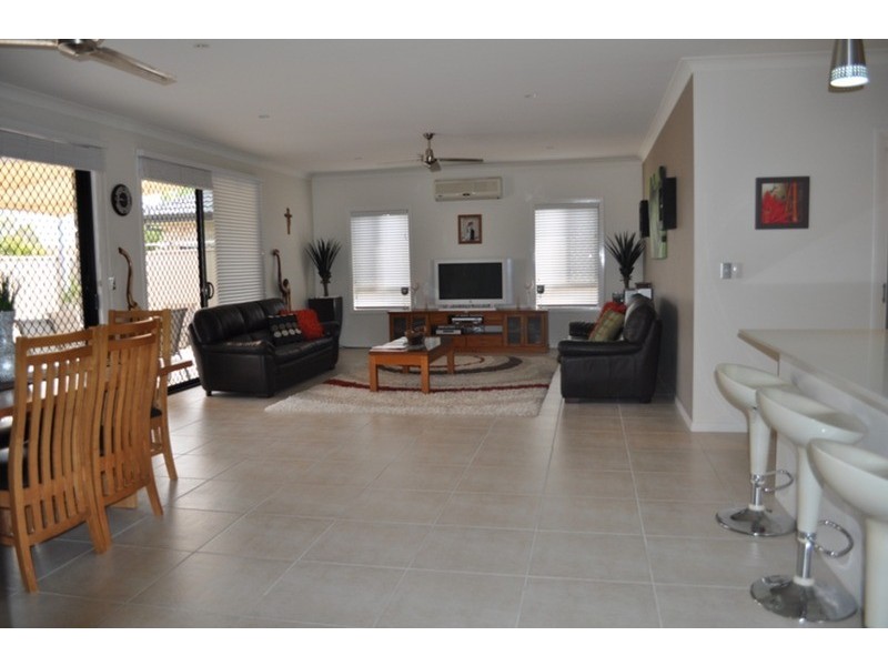 21 casuarina Drive, Molendinar QLD 4214