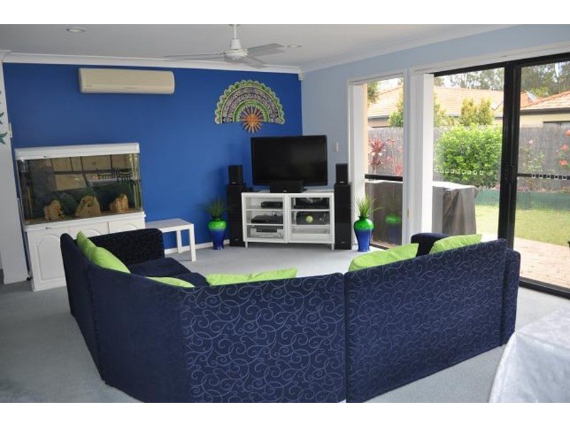 8 Blackwattle Circuit, Arundel QLD 4214