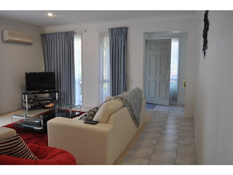 2/8 catherine Court, Labrador QLD 4215