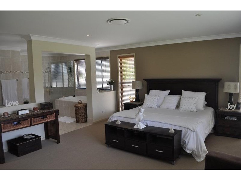 5 Eastbourne Chase, Arundel QLD 4214