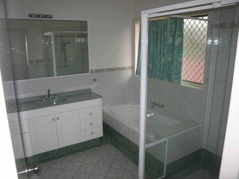 15 Gumleaf Drive, Molendinar QLD 4214