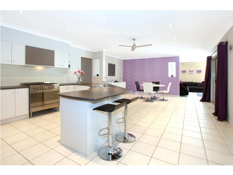 93 Arun Drive, Arundel QLD 4214